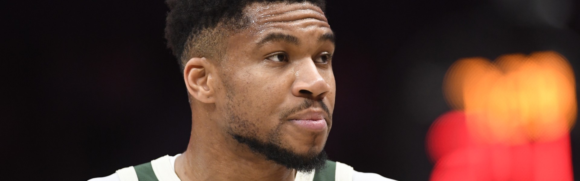 真尽力了！字母哥22中15高效空砍34分10板5助 罚球7中2惨淡