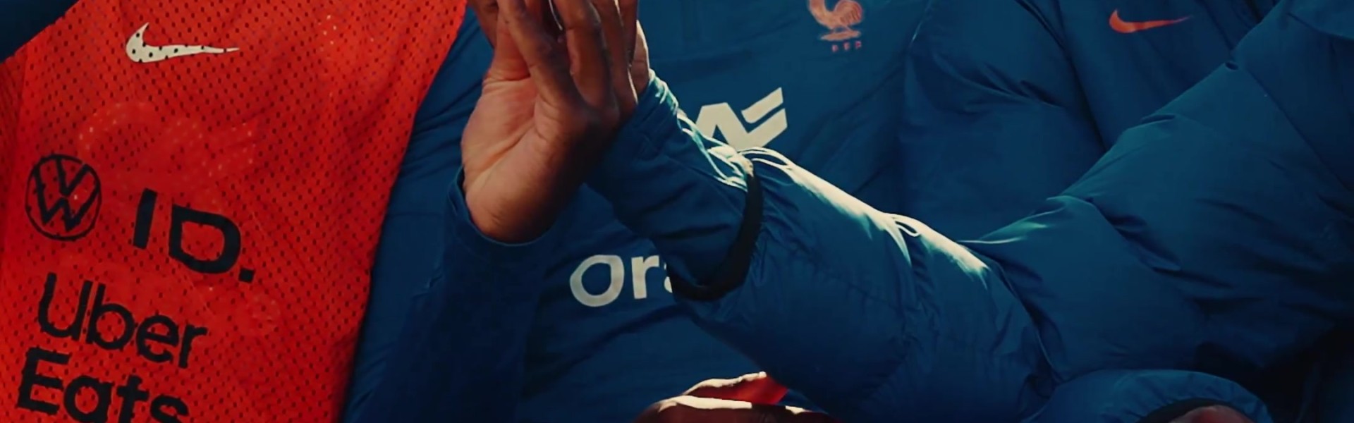 开云app-你给我来点！姆巴佩替补席找科纳特要零食，吃了一口给了琼阿梅尼