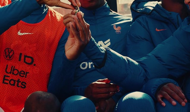 开云app-你给我来点！姆巴佩替补席找科纳特要零食，吃了一口给了琼阿梅尼