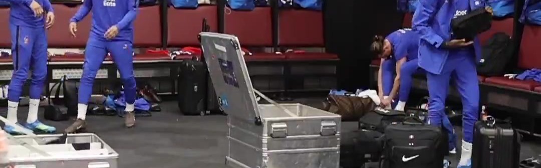 开云app-😅姆三岁？姆巴佩更衣室投篮命中瞬间狂喜，现场表演魔性舞蹈