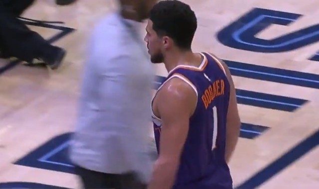 开云官网-真横！布克半场前最后一攻 突破强攻转身中投压哨弹入篮筐！